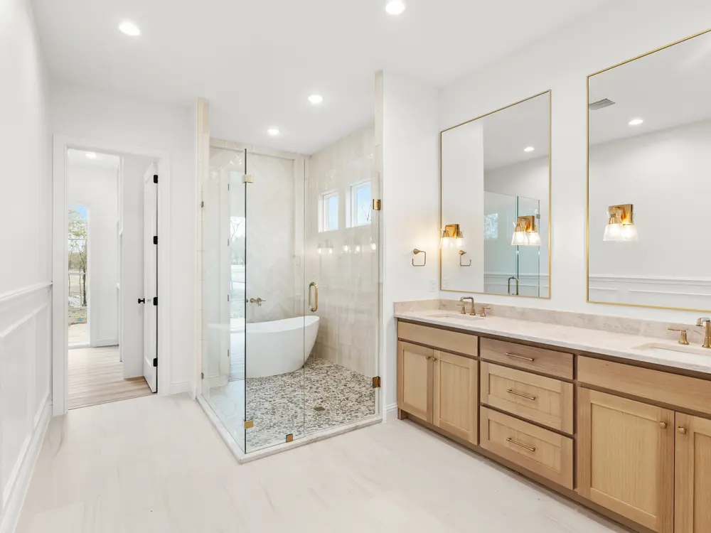 Spa bath with freestanding tub